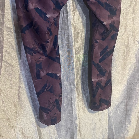 Crivit leggings SZ L GUC, polyester/Lycra blend nice weight, abstract floral - Picture 5 of 11